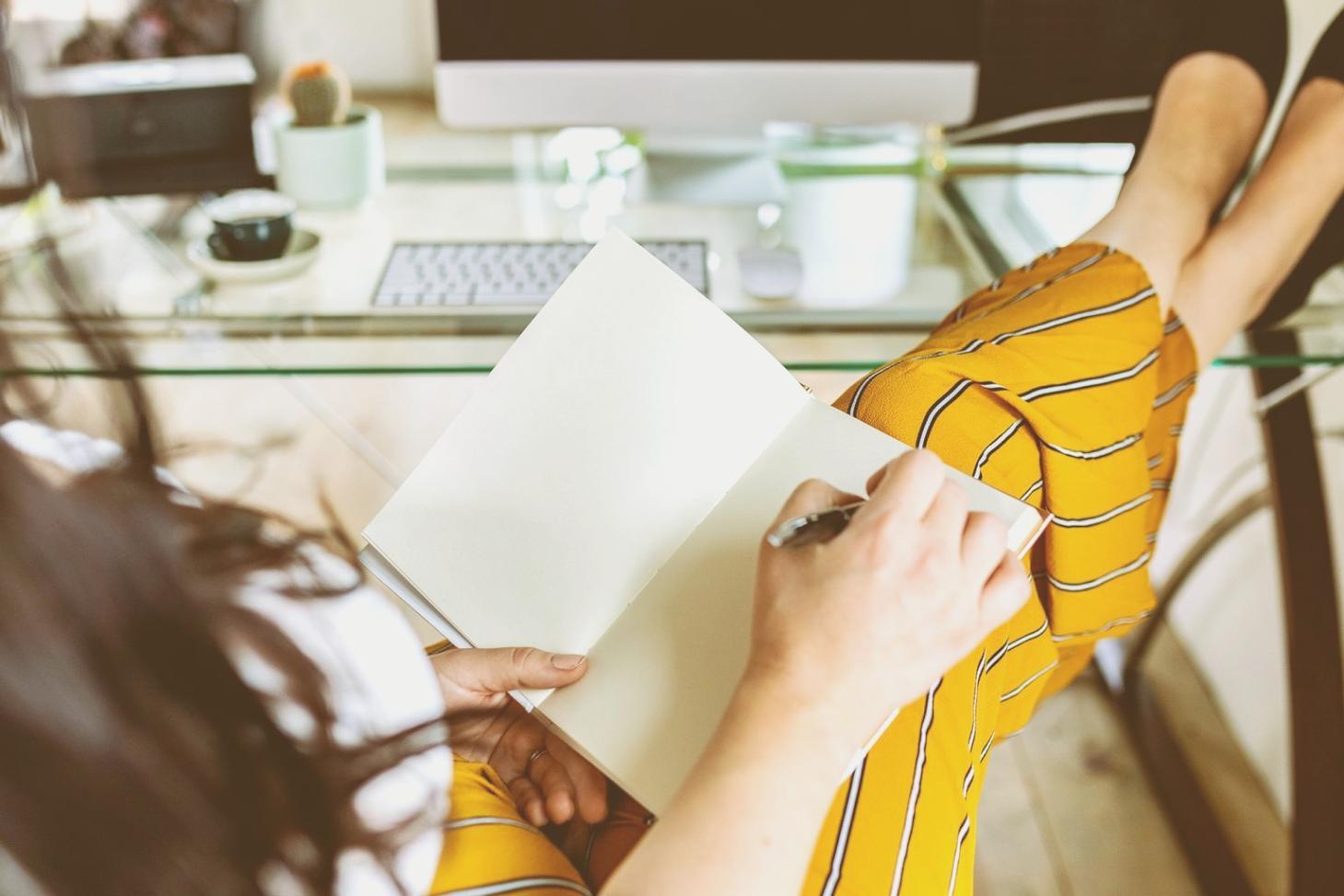 Seminarraum mit Lernenden vor Laptops